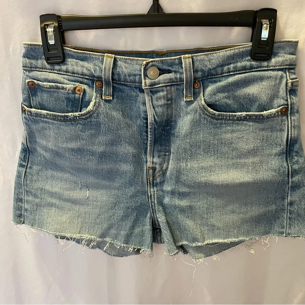 Levi’s Premium Quality Wedgie High Rise Jean Short Button Fly Size 27 Light Wash